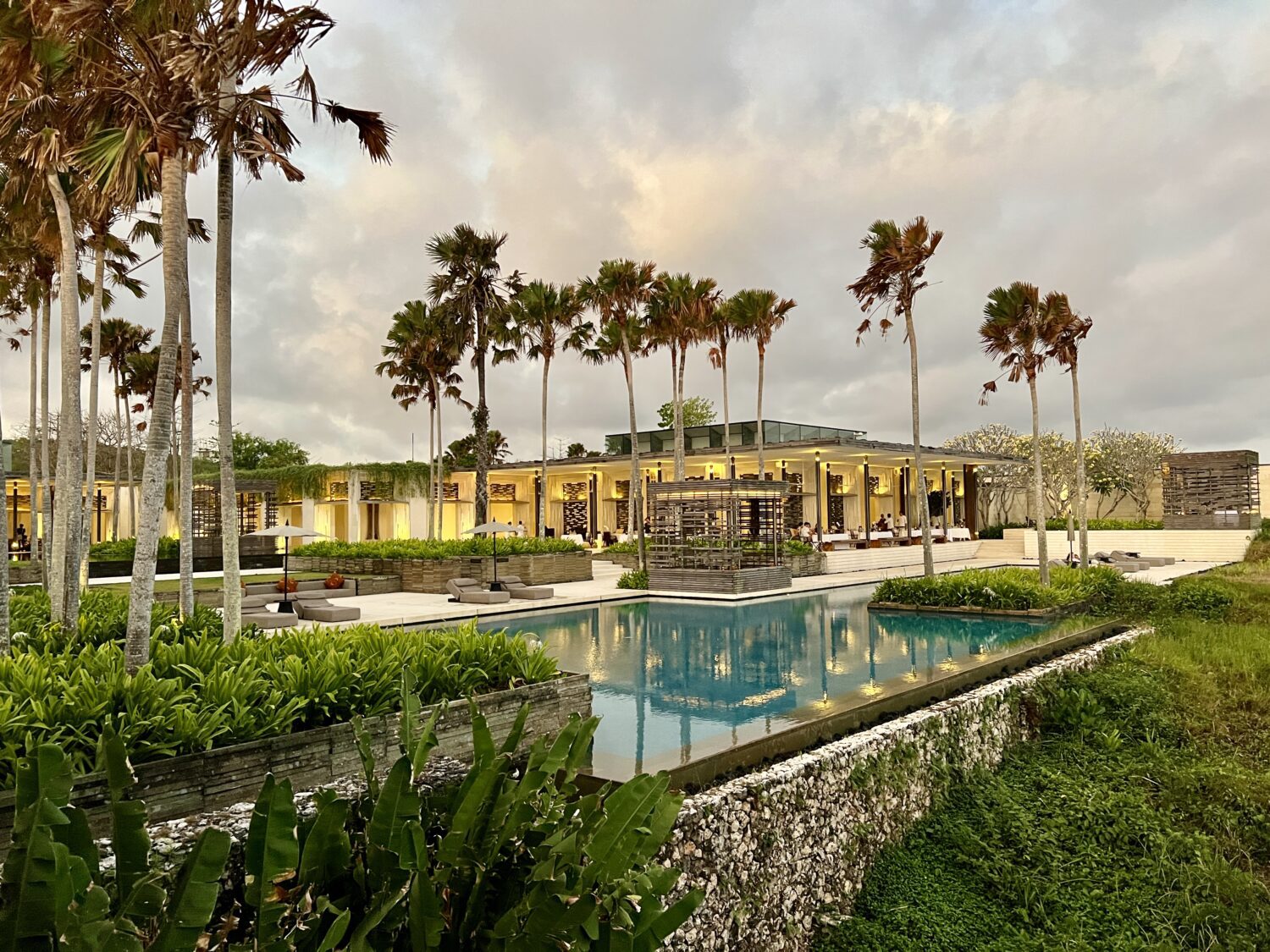 alila villas uluwatu pool