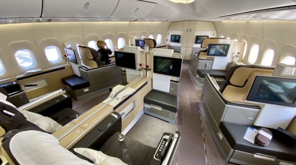 business class vs first class featured image