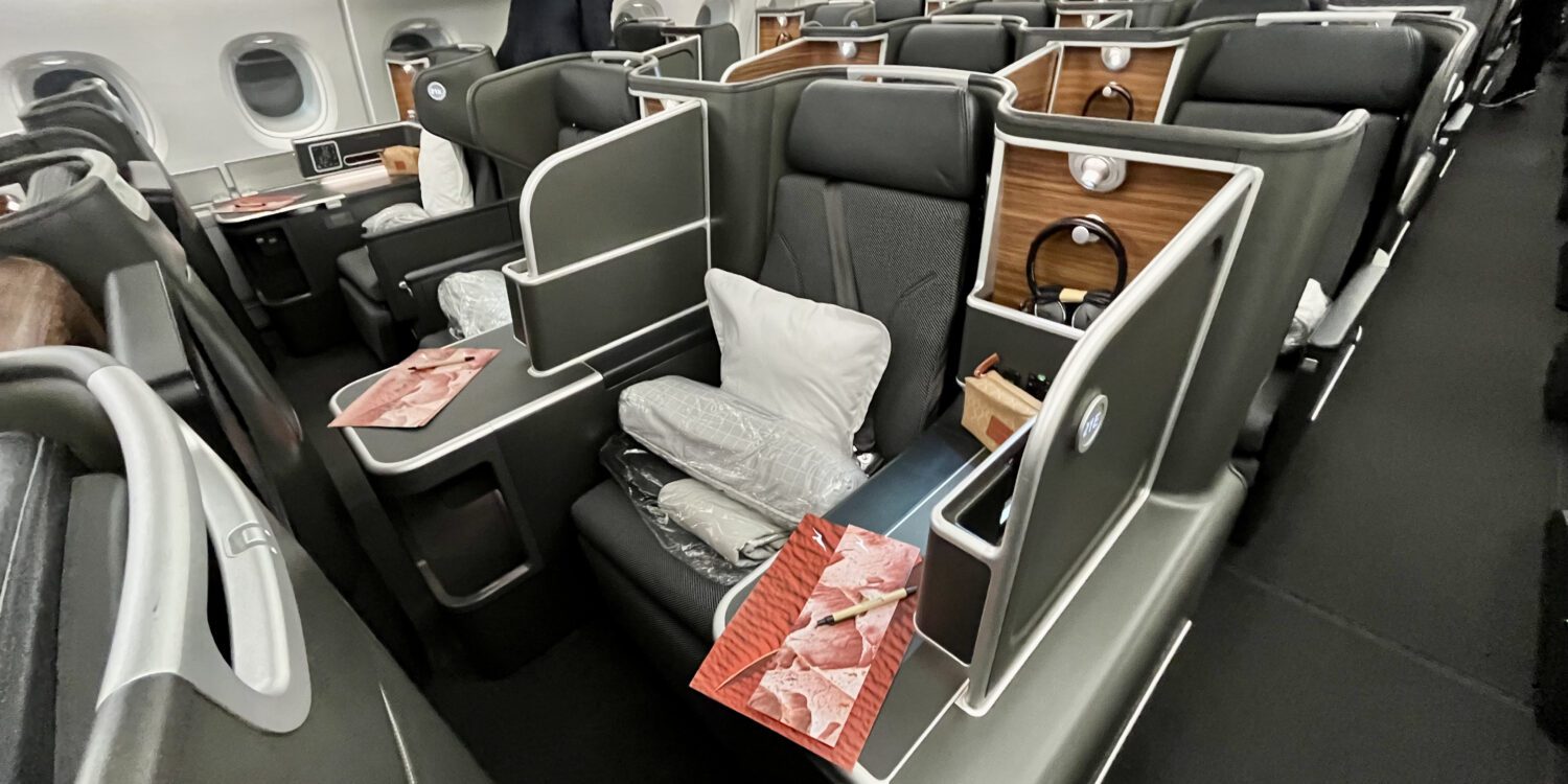 A Spacious Seat & Onboard Lounge: Qantas Business Class on the A380