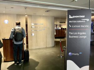 qantas business class lounge entrance