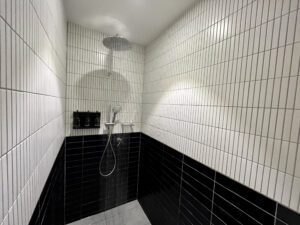 shower in Qantas lounge melbourne